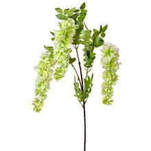 Umelý konár agátu s bielymi a zelenými kvetmi.