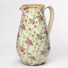 Keramický džbán s uchom a vzorom ruží.