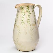 Keramický džbán s uchom a zeleným vzorom.