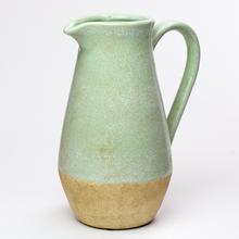 Zelený keramický džbán s uchom