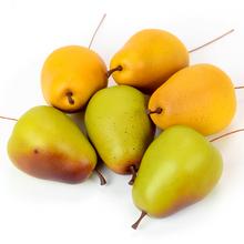 Mix jesenných hrušiek v rôznych farbách.