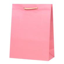 Stredná papierová taška v pudrovej farbe s jutovými uchami.