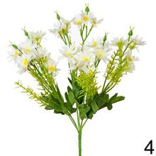 Kytica umelých margarétok v rôznych farbách.