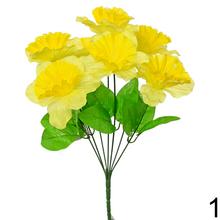 Kytica narcisov s žltými a bielymi kvetmi.