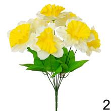 Kytica narcisov s žltými a bielymi kvetmi.