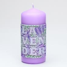Fialová sviečka s nápisom LAVENDER a kvetinovým vzorom.