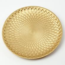 Zlatá tácka z MDF s dekoratívnym vzorom.