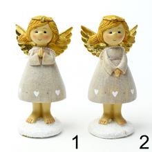 Ružový dekoratívny anjel s zlatými krídlami.