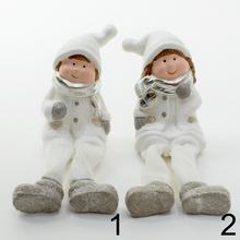 Dve snehové postavičky sediace v zimných oblekoch.