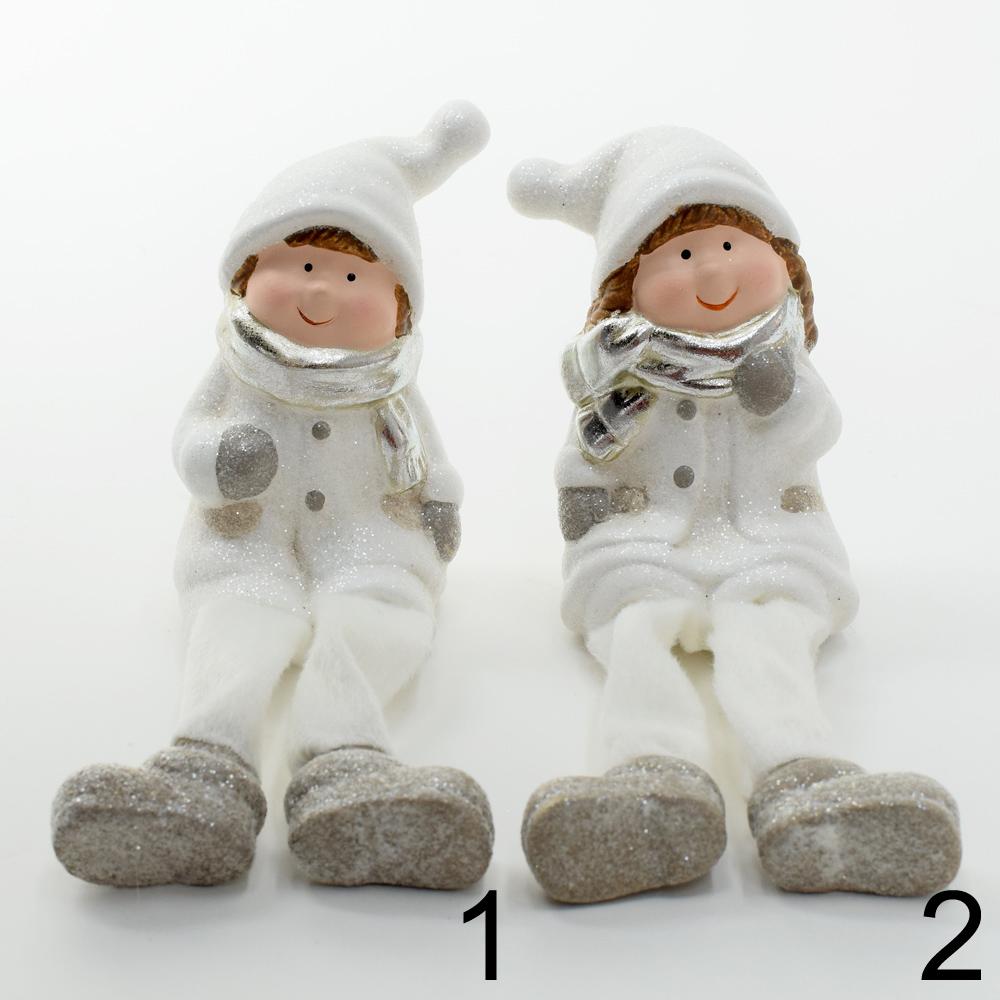 Dve snehové postavičky sediace v zimných oblekoch.