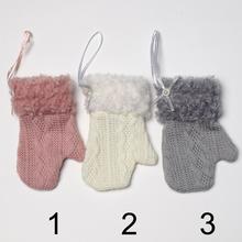 Rukavice zavesené na stužke v mixe farieb.