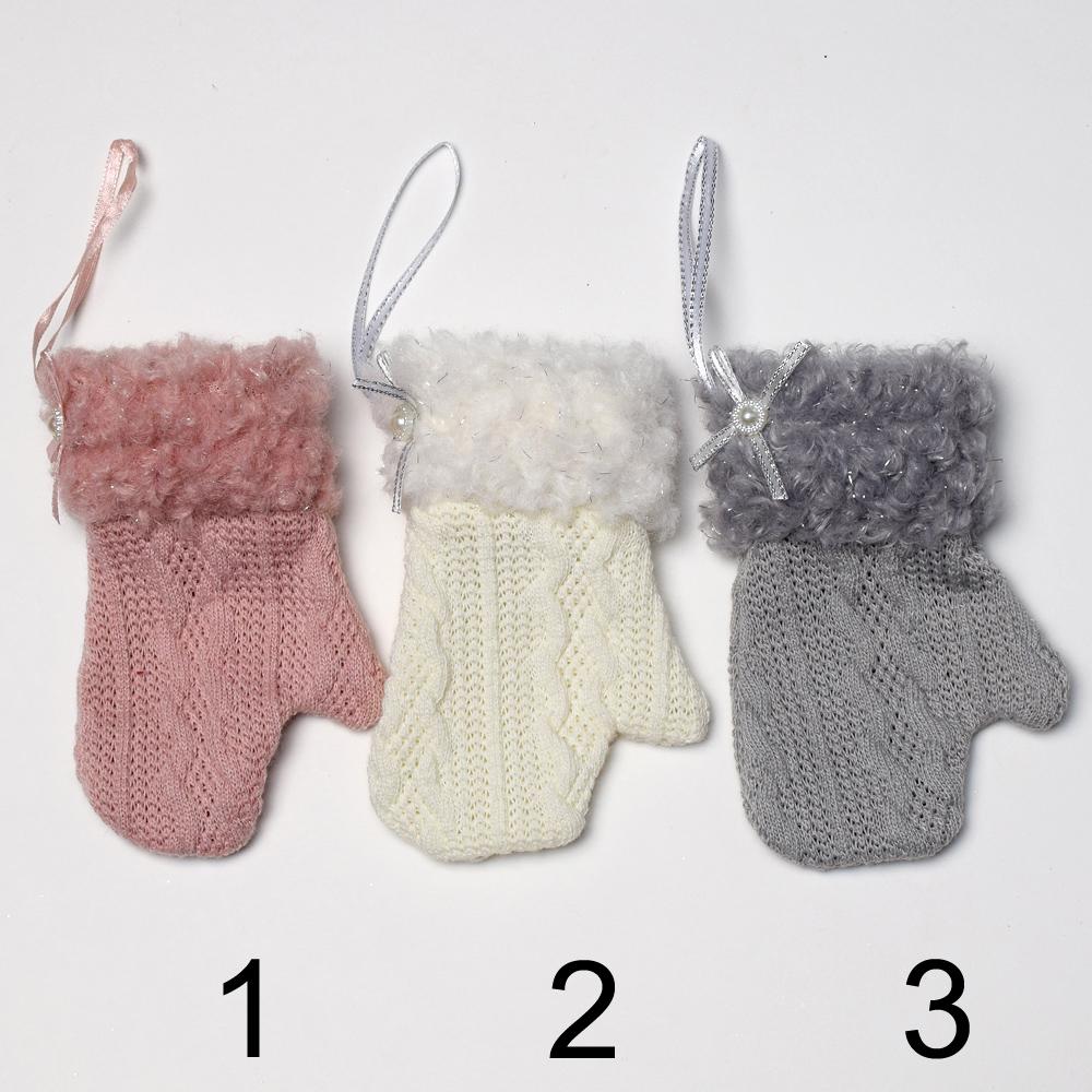 Rukavice zavesené na stužke v mixe farieb.