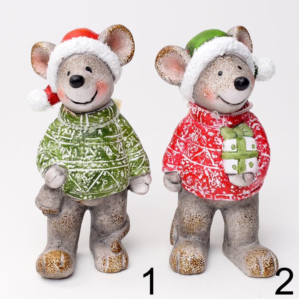 Keramické myši v zelených a červených svetroch s čiapkami.
