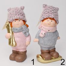 Dve keramické postavičky detí v zimných čiapkach a šálach.