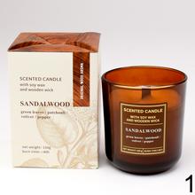 Aromatické sviečky v sklenených nádobách s dreveným knôtom.