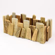 Drevený obal na kvetináče v tvare hrantíka.