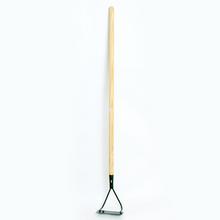 Motyčka s dlhou násadou na záhradnícke práce.