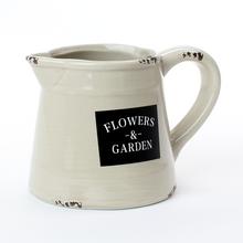 Obal krhly šedá dolomit s nápisom Flowers & Garden.