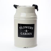 Šedý obal váza z dolomitu s nápisom Flowers & Garden.