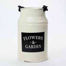 Obal váza krémová farba s nápisom Flowers & Garden.