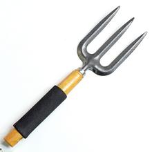 Záhradné náradie s drevenou rukoväťou a trojzubcom.