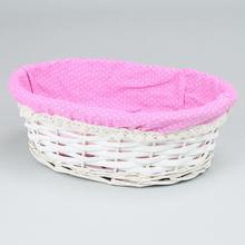 Prútený košík s bielym vzorom a ružovou bodkou.