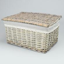 Prútený košík so šedým vzorom kocka.