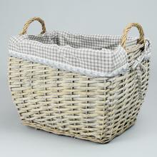 Prútený košík so šedým vzorom kocka.