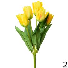 Kytica umelých tulipánov v žltej farbe.