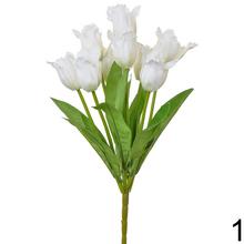 Kytica umelých tulipánov v žltej a bielej farbe.