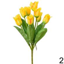 Kytica umelých tulipánov v žltej a bielej farbe.