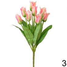 Kytica umelých tulipánov v žltej a bielej farbe.