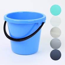 Modré plastové vedro s odmerkou a čiernym držadlom.