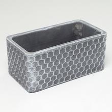 Obal obdĺžnikový z cementu v tmavo šedej farbe.