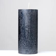 Čierna sviečka RUSTIC GLITER s lesklým povrchom.