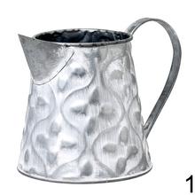 Mini váza džbán z kovu s zeleným ornamentom.