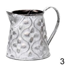Mini váza džbán z kovu s zeleným ornamentom.