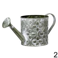 Malá kovová váza s ornamentom v zelenej farbe.