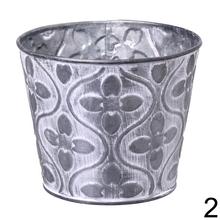 Obal z kovu s zeleným ornamentom.