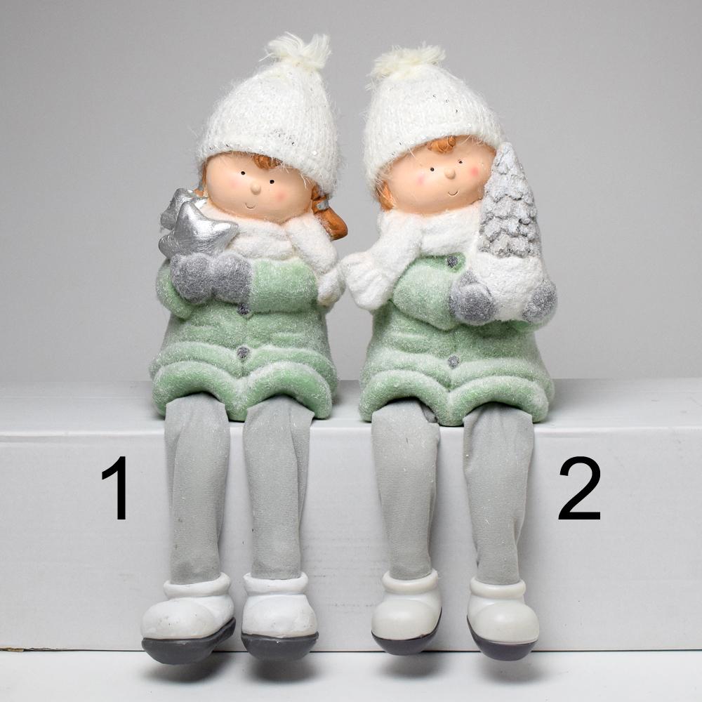 Dve deti s visiaci nohami v tyrkysovej farbe, oblečené v zimných bundách a čiapkach.