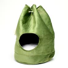 Textilný dom pre mačky v zelenej farbe.