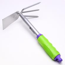 Malá okopávačka s tromi hrotmi a pogumovanou rukoväťou.