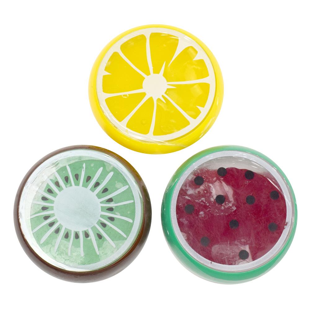 Magická hmota ovocie v tvare citrónu, kiwi a melónu.