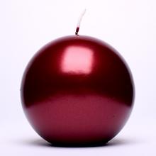 Guľa sviečka v červenej farbe.