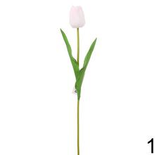 Umelé tulipány v rôznych farbách.