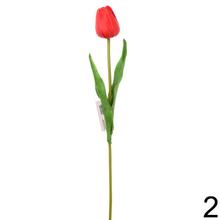 Umelé tulipány v rôznych farbách.