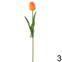 Umelé tulipány v rôznych farbách.