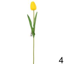 Umelé tulipány v rôznych farbách.