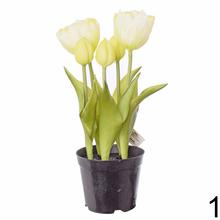 Umelé tulipány v črepníku, rôzne farby.