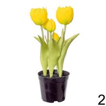 Umelé tulipány v črepníku, rôzne farby.